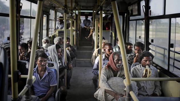Migrant laborers and homeless people sit inside a bus after being evicted from the banks of Yamuna River where they have been squatting during lockdown in New Delhi, India, Wednesday, April 15, 2020. (AP photo) Migrant laborers and homeless people sit inside a bus after being evicted from the banks of Yamuna River where they have been squatting during lockdown in New Delhi, India, Wednesday, April 15, 2020. (AP photo)