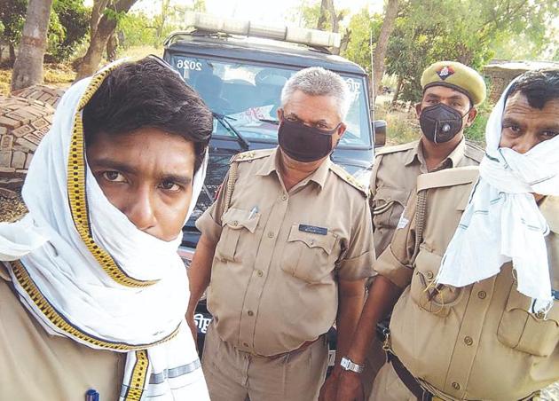 Policemen of PRV 2026 in Pratapgarh who handed over the medicine to Ramjas. Policemen of PRV 2026 in Pratapgarh who handed over the medicine to Ramjas.