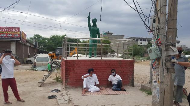 Shiromani Akali Dal councillor Gurmail Singh Jajji holding a demonstration on Bahadurke Road in Ludhiana on Friday. Shiromani Akali Dal councillor Gurmail Singh Jajji holding a demonstration on Bahadurke Road in Ludhiana on Friday.