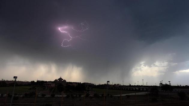 Heavy rain and lightening seen near Akshardham temple in New Delhi. (HT Photo/ Raj K Raj) Heavy rain and lightening seen near Akshardham temple in New Delhi. (HT Photo/ Raj K Raj)