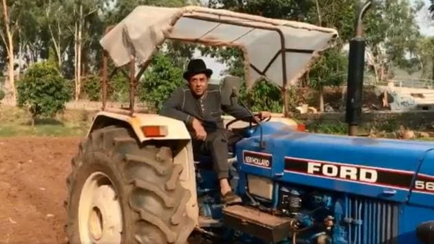 Dharmendra, 84, ploughs a farm in new video, shares it with a motivational message amid COVID-19 crises | Bollywood - Hindustan Times Dharmendra, 84, ploughs a farm in new video, shares it with a motivational message amid COVID-19 crises | Bollywood - Hindustan Times