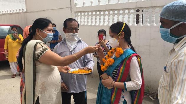Meenu was welcomed with flowers in her locality, which was sealed soon after she was tested positive on April 11. (HT Photo) Meenu was welcomed with flowers in her locality, which was sealed soon after she was tested positive on April 11. (HT Photo)