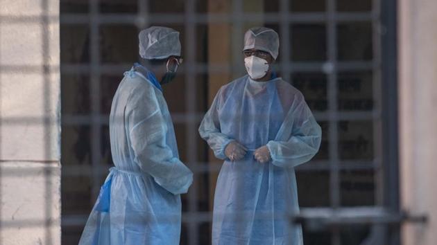 Civic administration staff is seen discussing as they wait for more people to come at Vaikunth crematorium on Friday. (Pratham Gokhale/HT Photo) Civic administration staff is seen discussing as they wait for more people to come at Vaikunth crematorium on Friday. (Pratham Gokhale/HT Photo)