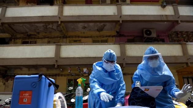 With 14,378 cases in the country, the Covid-19 tally in India is inching toward 15,000 cases. (Satish Bate/HT Photo) With 14,378 cases in the country, the Covid-19 tally in India is inching toward 15,000 cases. (Satish Bate/HT Photo)