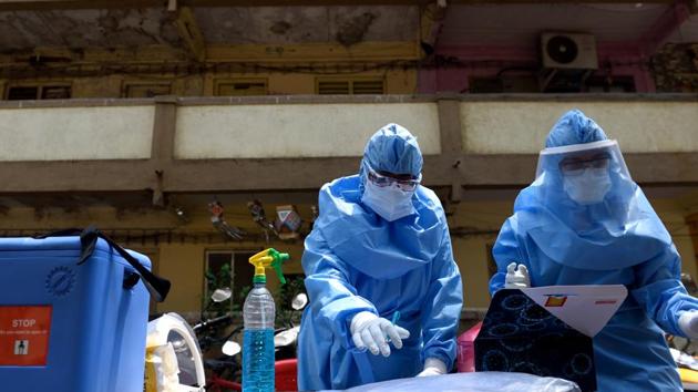 Doctors conducting Covid-19 test at Mumbai’s Mahim Police colony during nationwide lockdown due to coronavirus pandemic. (Satish Bate/HT Photo) Doctors conducting Covid-19 test at Mumbai’s Mahim Police colony during nationwide lockdown due to coronavirus pandemic. (Satish Bate/HT Photo)