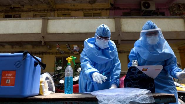 Doctors conducting Covid-19 test at Mahim Police colony during nation wide lockdown due to coronavirus pandemic in Mumbai, India, on Friday, April 17, 2020.(Satish Bate/HT Photo)