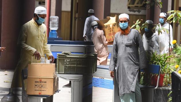 Members of the Tablighi Jamaat Alami Markaz cluster in quarantine at a government school during lockdown against coronavirus, at Deen Dayal Upadhyay Marg in New Delhi, India, on Thursday, April 16, 2020. (Raj K Raj/HT PHOTO) Members of the Tablighi Jamaat Alami Markaz cluster in quarantine at a government school during lockdown against coronavirus, at Deen Dayal Upadhyay Marg in New Delhi, India, on Thursday, April 16, 2020. (Raj K Raj/HT PHOTO)