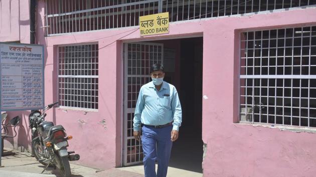Ghaziabad’s only government blood bank in MMG District Hospital had only 10 units of blood left against its capacity to store 500 to 600 units, on April 17, 2020. (Sakib Ali / HT Photo) Ghaziabad’s only government blood bank in MMG District Hospital had only 10 units of blood left against its capacity to store 500 to 600 units, on April 17, 2020. (Sakib Ali / HT Photo)