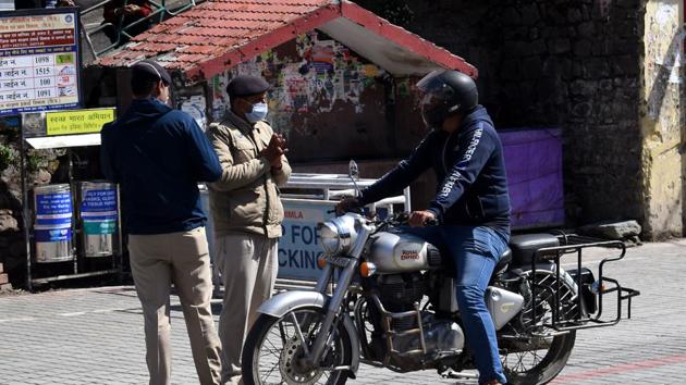 Police personal checking vehicles at Sanjauli during curfew relaxation hours in Shimla on Saturday. (Deepak Sansta / HT) Police personal checking vehicles at Sanjauli during curfew relaxation hours in Shimla on Saturday. (Deepak Sansta / HT)