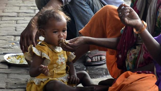 Migrated labours and homeless peoples having meals provided by social workers in Patna during the ongoing nationwide lockdownto check the spread of Covid-19.(Parwaz Khan /HT PHOTO)