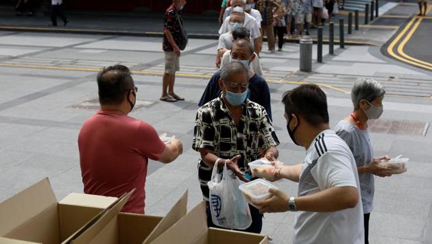 Owners of a restaurant give out free meals to the elderly during the coronavirus outbreak (COVID-19), in Singapore's Chinatown April 17, 2020. (REUTERS)