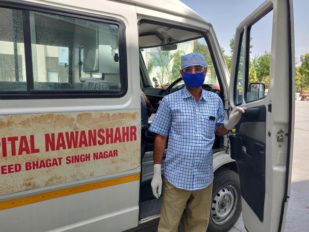 But for many in Punjab’s coronavirus hotspots that’s hardly a deterrent as they are leaving no stone unturned in performing their duty round the clock.(HT PHOTO)