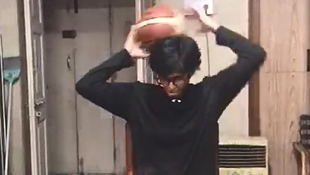 Limaye shares ball handling skills on social media. (HT/PHOTO) Limaye shares ball handling skills on social media. (HT/PHOTO)