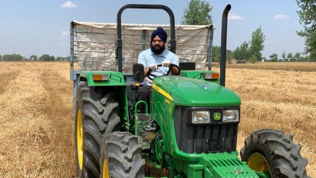 The multimillionaire realtor-cum-farmer turned politician Manpreet Singh Ayali harvesting his fields in Dakha area on Sunday. (HT PHOTO) The multimillionaire realtor-cum-farmer turned politician Manpreet Singh Ayali harvesting his fields in Dakha area on Sunday. (HT PHOTO)