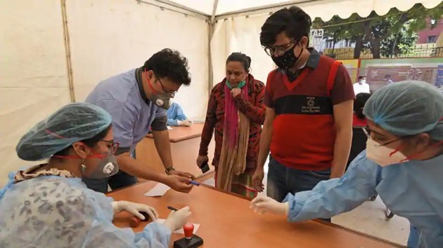 Postal services fall under the Essential Services Maintenance Act (ESMA) and have been operational ever since the lockdown began on March 25.(Sanchit Khanna/HT file photo) Postal services fall under the Essential Services Maintenance Act (ESMA) and have been operational ever since the lockdown began on March 25.(Sanchit Khanna/HT file photo)
