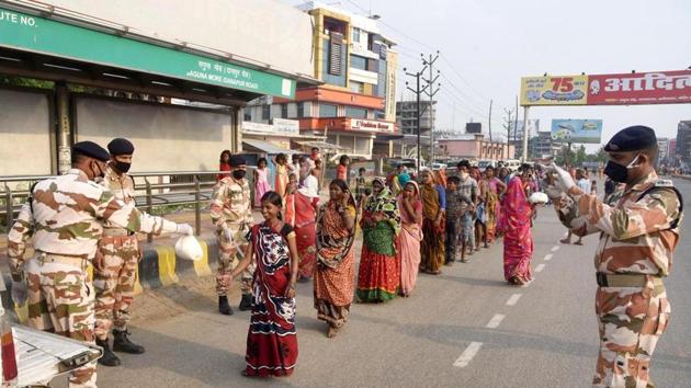 ITBP personnel distributing food during lockdown at Saguna More, Patna. (Santosh Kumar/Hindustan Times) ITBP personnel distributing food during lockdown at Saguna More, Patna. (Santosh Kumar/Hindustan Times)