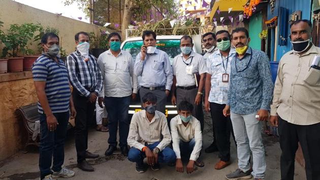 The police drew the 25 cans with 40 litre capacity each from behind a heap of fodder. Along with 1,000 litre alcohol found in the 25 cans collectively, the police also found 26 empty cans in the tempo truck registered in Baramati region, said police (HT PHOTO) The police drew the 25 cans with 40 litre capacity each from behind a heap of fodder. Along with 1,000 litre alcohol found in the 25 cans collectively, the police also found 26 empty cans in the tempo truck registered in Baramati region, said police (HT PHOTO)