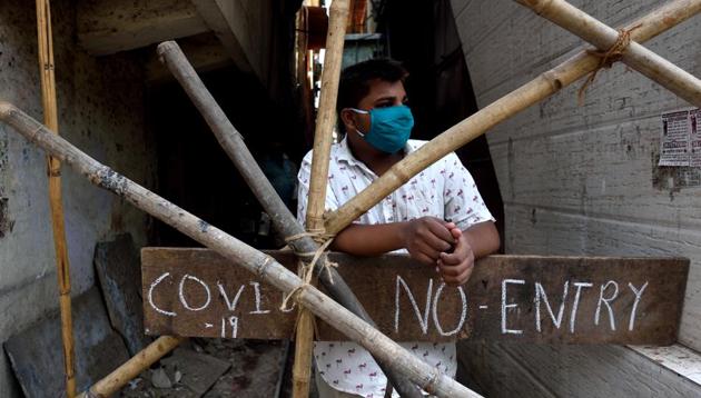 A mask wearing man standing near the No-Entry board at Shivaji Nagar, Mankhurd during the nationwide lockdown imposed in the wake of the coronavirus pandemic in Mumbai.(Satish Bate/HT Photo)