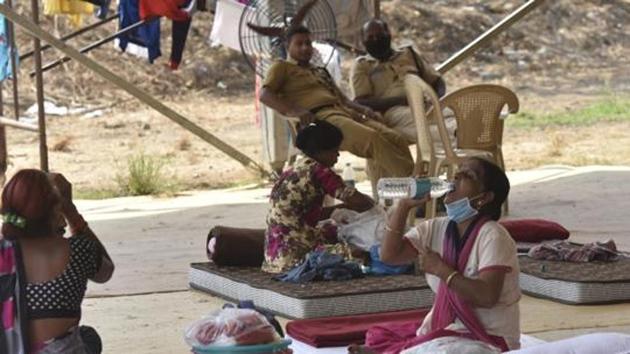 Migrants workers and homeless at a facility in Andheri, Mumbai, April 17, 2020 (Hindustan Times) Migrants workers and homeless at a facility in Andheri, Mumbai, April 17, 2020 (Hindustan Times)