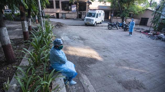 A Delhi government order dated March 29 said doctors, nurses and paramedics would work continuously for 14 days, and then go on a 14-day quarantine break. (Pratham Gokhale/HT Photo) A Delhi government order dated March 29 said doctors, nurses and paramedics would work continuously for 14 days, and then go on a 14-day quarantine break. (Pratham Gokhale/HT Photo)
