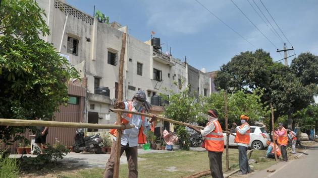 The Chandigarh administration employees sealing Sector 30 after three more Covid-19 cases were reported there on Sunday. (Ravi Kumar/HT) The Chandigarh administration employees sealing Sector 30 after three more Covid-19 cases were reported there on Sunday. (Ravi Kumar/HT)