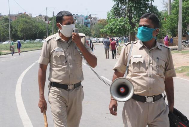 Cops appealing to residents to remain indoors amid the curfew in Sector 52, Chandigarh, on Saturday. (Keshav Singh/HT) Cops appealing to residents to remain indoors amid the curfew in Sector 52, Chandigarh, on Saturday. (Keshav Singh/HT)