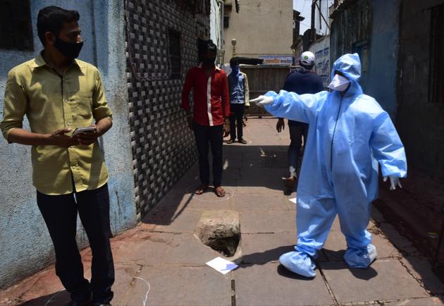 A BMC doctor conducting screening test for Covid-19 at Matunga Labour Camp, Dharavi in Mumbai,on Saturday, April 18, 2020.(Anshuman Poyrekar/HT Photo)