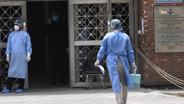 ealth worker wearing protective masks and harnets at the coronavirus centre. (Vipin Kumar/HT PHOTO) ealth worker wearing protective masks and harnets at the coronavirus centre. (Vipin Kumar/HT PHOTO)