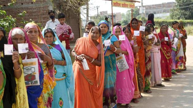 Rush to withdraw relief money from Jan Dhan accounts has increased in the second phase of the nationwide lockdown.(HT Photo/Santosh Kumar)