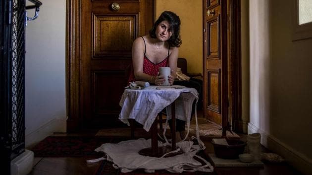 Gabriella makes some pottery in front of the entrance to her apartment in Paris. There is always recourse to hobbies. (Elena Fusco / AFP)