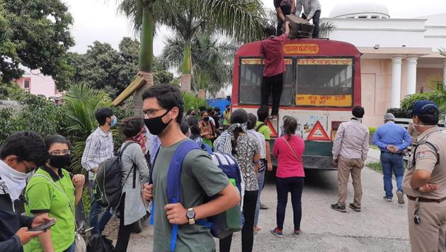 Uttarakhand stranded in Kota area Rajasthan reached Haldwani on Monday evening. Students getting off from the bus before embarking on journeys for their respective districts. (HT photo) Uttarakhand stranded in Kota area Rajasthan reached Haldwani on Monday evening. Students getting off from the bus before embarking on journeys for their respective districts. (HT photo)