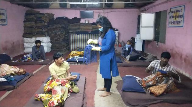 A volunteer of the foundation distributes masks at a night shelter for the homeless.(Photo courtesy: The Satsang Foundation)
