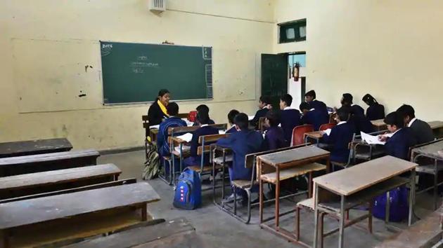 Around 8,000 teachers working in 714 north civic body schools are facing hardships due to non-payment of salaries. (HT file) Around 8,000 teachers working in 714 north civic body schools are facing hardships due to non-payment of salaries. (HT file)