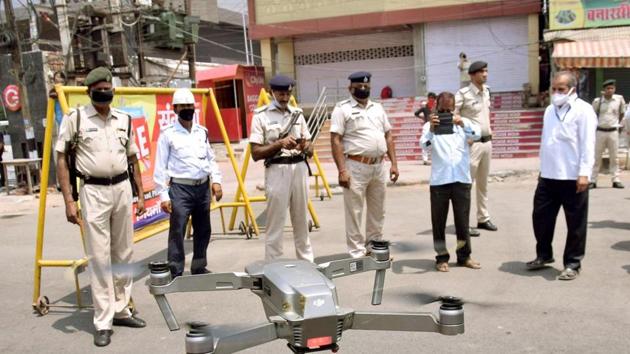 : Drones being used to keep vigil against lockdown violations at Dak Bungalow area in Patna, Bihar. (Santosh Kumar/Hindustan Times) : Drones being used to keep vigil against lockdown violations at Dak Bungalow area in Patna, Bihar. (Santosh Kumar/Hindustan Times)