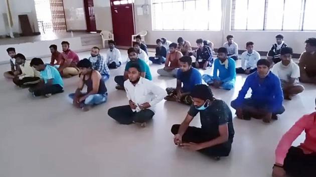 Fifty nine people who tried to break police barricades and attacked health workers at Padarayanapura in Bengaluru Sunday night were arrested on Monday. (ANI) Fifty nine people who tried to break police barricades and attacked health workers at Padarayanapura in Bengaluru Sunday night were arrested on Monday. (ANI)