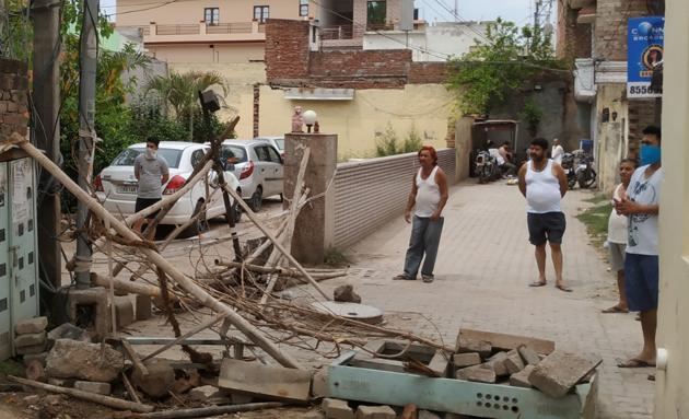 Residents of Adarsh Nagar in Nayagaon have barricaded all the lanes in the area and are not allowing anyone to step out of their houses. Police have also been deployed at the main entrances. (Anil Dayal/HT) Residents of Adarsh Nagar in Nayagaon have barricaded all the lanes in the area and are not allowing anyone to step out of their houses. Police have also been deployed at the main entrances. (Anil Dayal/HT)