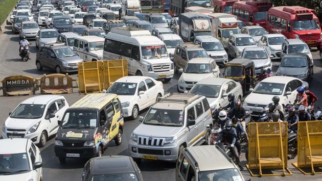 Traffic snakes past barricades along the Western Express Highway (WEH) at Goregaon in Mumbai. Despite only some business activity resuming, bottlenecks were quick to form due to stringent checks ensuring there weren’t violation of lockdown restrictions. (Satyabrata Tripathy / HT Photo) Traffic snakes past barricades along the Western Express Highway (WEH) at Goregaon in Mumbai. Despite only some business activity resuming, bottlenecks were quick to form due to stringent checks ensuring there weren’t violation of lockdown restrictions. (Satyabrata Tripathy / HT Photo)