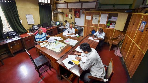 Employees practising social distancing while at work in an office, in Kolkata. West Bengal’s jute mills however, could not resume work awaiting official communication from the state government. (Swapan Mahapatra / PTI) Employees practising social distancing while at work in an office, in Kolkata. West Bengal’s jute mills however, could not resume work awaiting official communication from the state government. (Swapan Mahapatra / PTI)