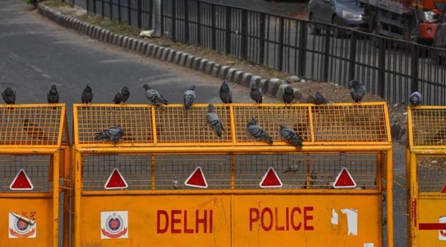 Delhi police barricades at Rani Jhansi Road in New Delhi, India, on Sunday, April 19, 2020. (Sanchit Khanna/HT PHOTO) Delhi police barricades at Rani Jhansi Road in New Delhi, India, on Sunday, April 19, 2020. (Sanchit Khanna/HT PHOTO)