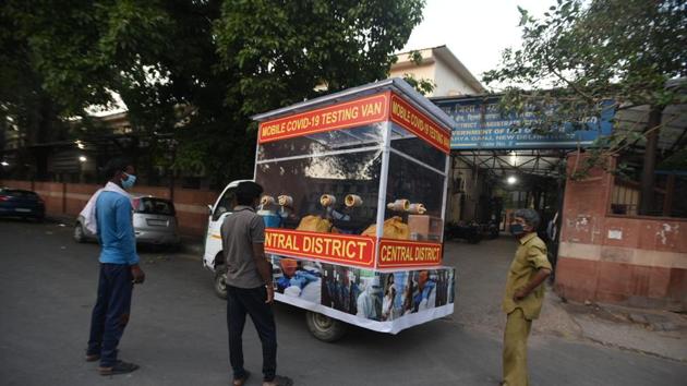 People look at a mobile Covid-19 testing van that can collect swab samples for coronavirus testing, in Daryaganj, New Delhi on Sunday. (Sonu Mehta/HT Photo) People look at a mobile Covid-19 testing van that can collect swab samples for coronavirus testing, in Daryaganj, New Delhi on Sunday. (Sonu Mehta/HT Photo)