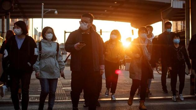 People wear protective masks as they leave work during evening rush hour in Beijing as the spread of the novel coronavirus disease (COVID-19) continues, China April 20, 2020.(REUTERS) People wear protective masks as they leave work during evening rush hour in Beijing as the spread of the novel coronavirus disease (COVID-19) continues, China April 20, 2020.(REUTERS)