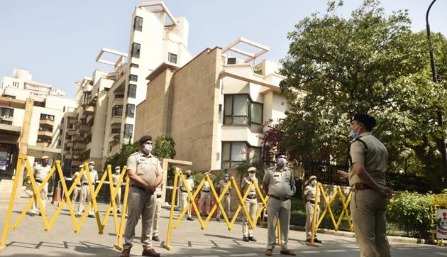 ACP Karan Goel gives instructions to a police team deployed outside the Laburnum Condominium containment area at Sushant Lok-1 near IFFCO Chowk metro station to check the spread of coronavirus, in Gurugram, India, on April 10, 2020. (Parveen Kumar/Hindustan Times) ACP Karan Goel gives instructions to a police team deployed outside the Laburnum Condominium containment area at Sushant Lok-1 near IFFCO Chowk metro station to check the spread of coronavirus, in Gurugram, India, on April 10, 2020. (Parveen Kumar/Hindustan Times)