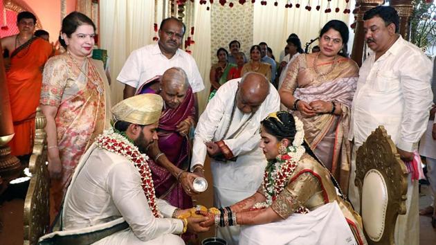 At the wedding of former Karnataka CM HD Kumaraswamy’s son, social distancing norms were disregarded(ANI)