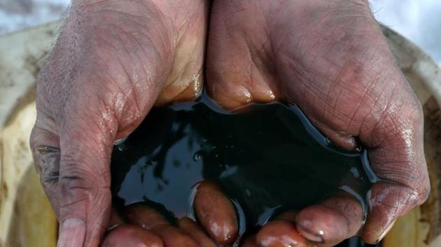 An employee holds a sample of crude oil at the Yarakta oilfield, owned by Irkutsk Oil Co, in the Irkutsk region, Russia. (REUTERS) An employee holds a sample of crude oil at the Yarakta oilfield, owned by Irkutsk Oil Co, in the Irkutsk region, Russia. (REUTERS)