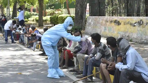 India has one doctors for every 1,457 of its population, which is lower than 1:1,000 ratio recommended by the World Health Organization (WHO).(Sonu Mehta/HT PHOTO)