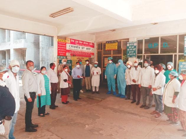 After recovering from the novel coronavirus, Liaquat Ali got discharged from the civil hospital on Tuesday. (HT Photo) After recovering from the novel coronavirus, Liaquat Ali got discharged from the civil hospital on Tuesday. (HT Photo)