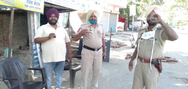 Cops relishing immunity boosters in Ferozepur on Tuesday. (HT PHOTO) Cops relishing immunity boosters in Ferozepur on Tuesday. (HT PHOTO)