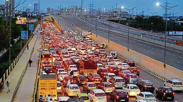 A traffic jam was witnessed at Ghazipur border as Central govt employees resumed work. (Raj K Raj/HT) A traffic jam was witnessed at Ghazipur border as Central govt employees resumed work. (Raj K Raj/HT)