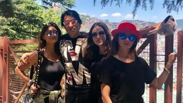 Zoa and Shaza Morani pose with their parents.