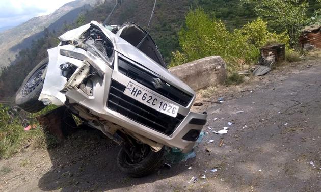 Mangled remains of a vehicle near Sainj in Shimla. (HT PHOTO)